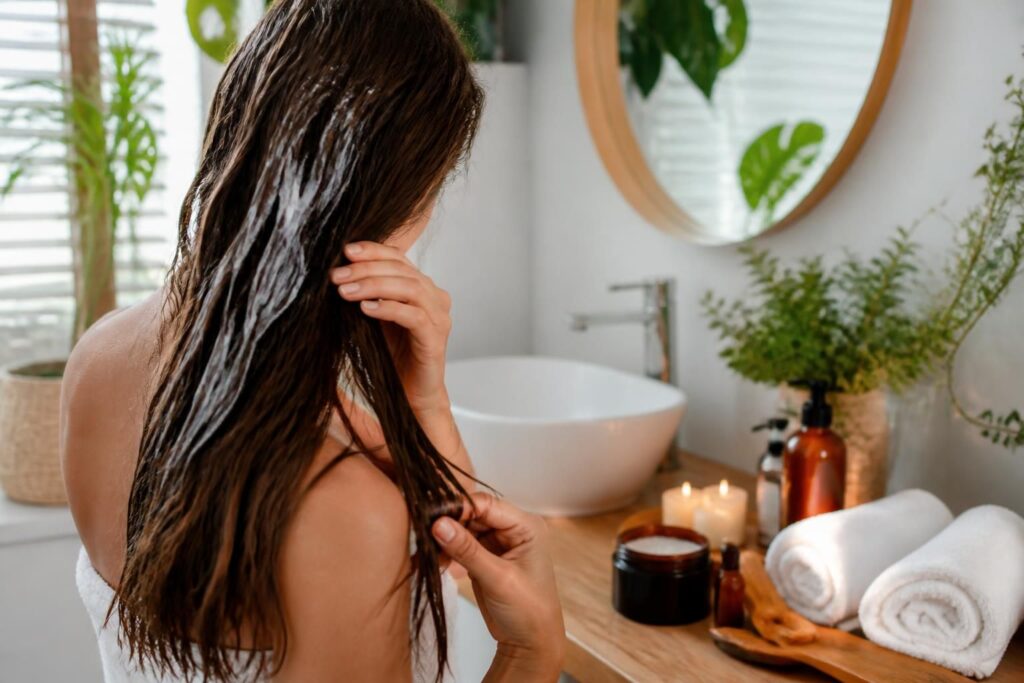 découvrez une routine maison efficace pour réparer vos cheveux abîmés et leur redonner douceur et éclat naturellement.
